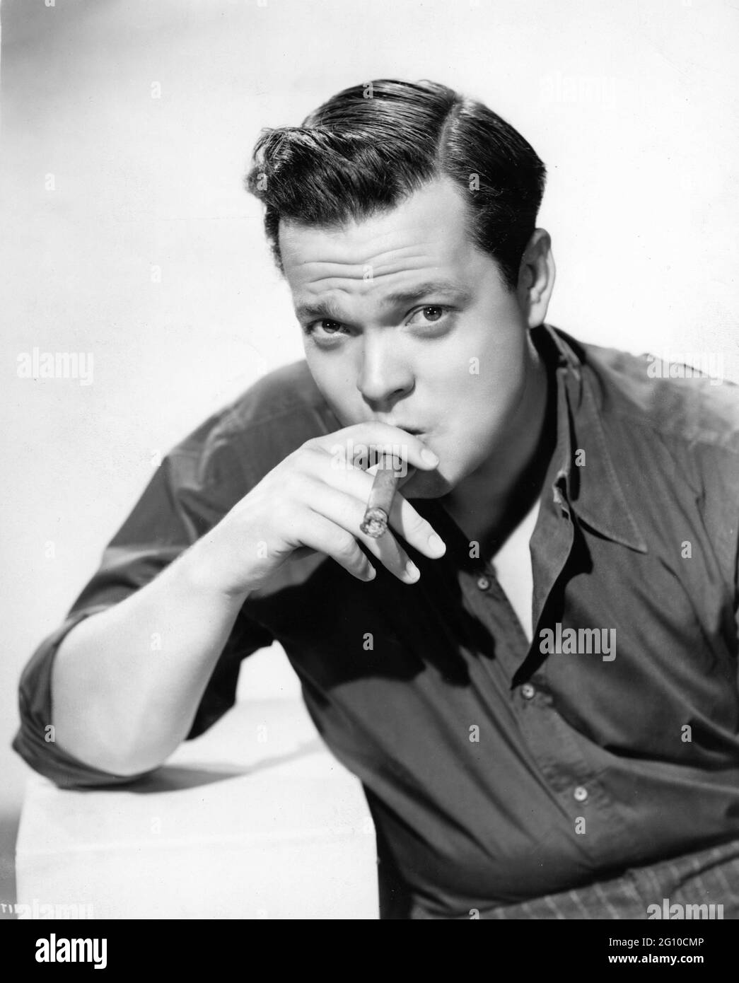 ORSON WELLES Publicity Portrait mit Cigar for TOMORROW IS FOREVER 1946 Regie IRVING PICHEL Story Gwen Bristow Drehbuch Lenore J. Kaffeemusik Max Steiner Produzent David Lewis International Picters / RKO Radio Picches Stockfoto