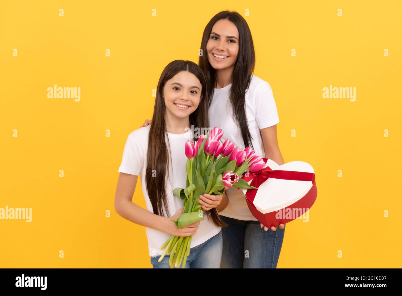 Glückliche Mütter und Frauen Tag. Frühling Blumen Blumenstrauß Geschenk. Kindheit und Mutterschaft. Stockfoto