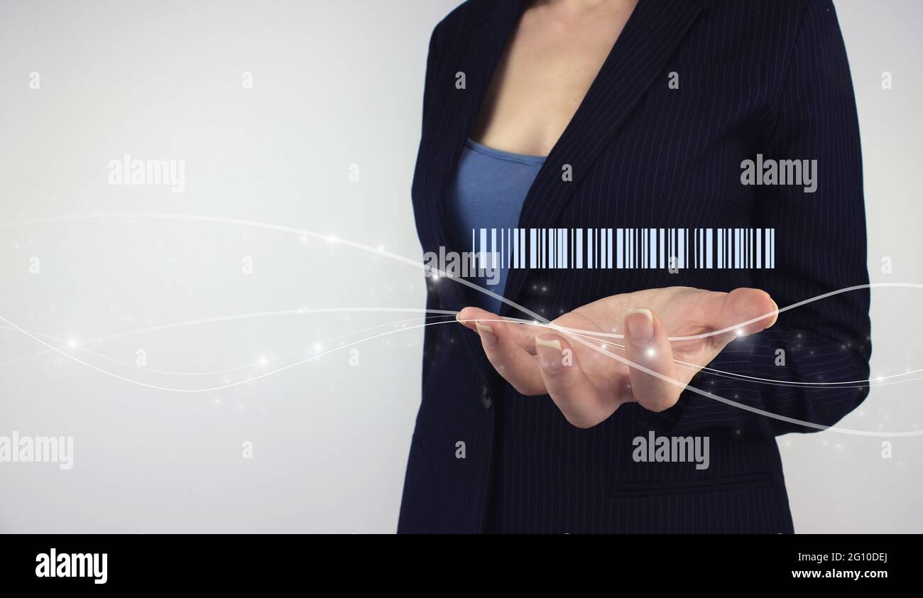 Produktionskonzept Bestandslogistik. Digitaler Hologramm-Barcode auf grauem Hintergrund für die Hand halten. Moderne Lagerverwaltungstechnologie. Stockfoto