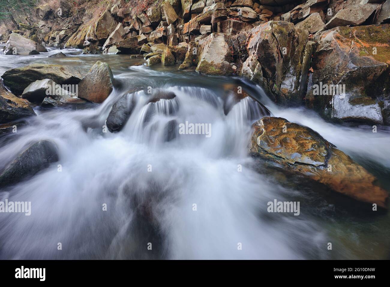 Kaskaden auf dem Fluss Kamjanka, Karpaten, Ukraine. Aufgenommen im Spätherbst. Stockfoto