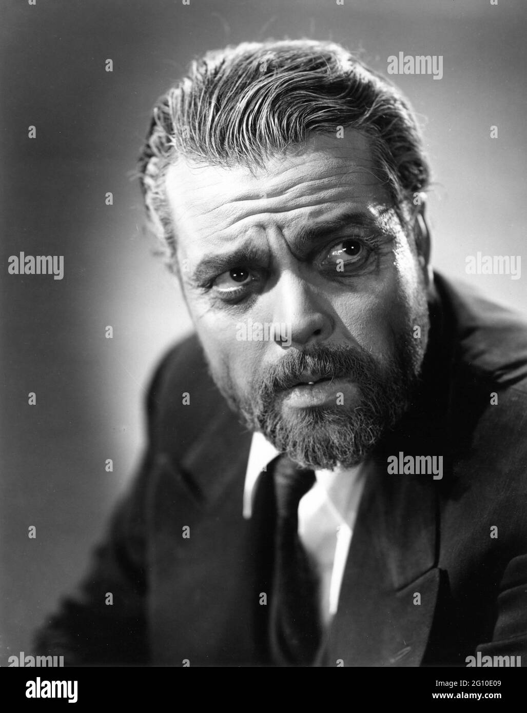 ORSON WELLES Publicity Portrait als John Andrew MacDonald in TOMORROW IS FOREVER 1946 Regie IRVING PICHEL Geschichte Gwen Bristow Drehbuch Lenore J. Kaffeemusik Max Steiner Make-up Gustaf Norin Produzent David Lewis International Picters / RKO Radio Picches Stockfoto