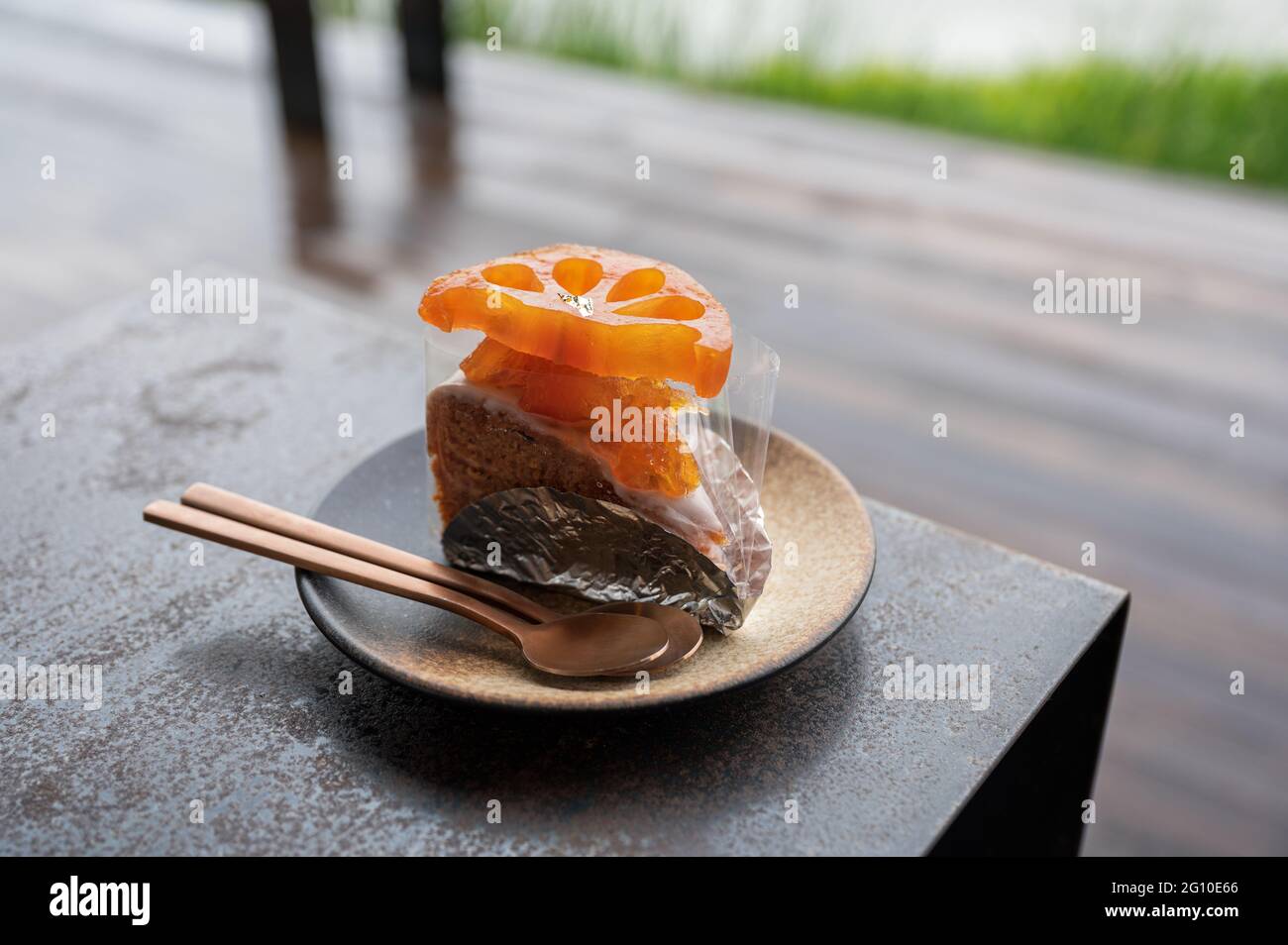 Stück Bael Obstkuchen und Löffel auf Gericht Stockfoto