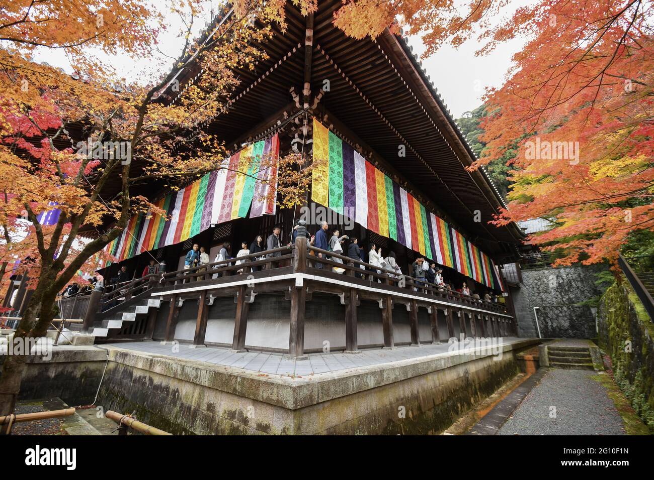 KYOTO, JAPAN - 10. Dez 2019: Kyoto, Japan - 24. Nov 2019: Menschen besuchen die Gärten von Eikando Zenrinji in Kyoto, Japan. Der Jodo-Buddhismus-Tempel geht zurück auf Stockfoto