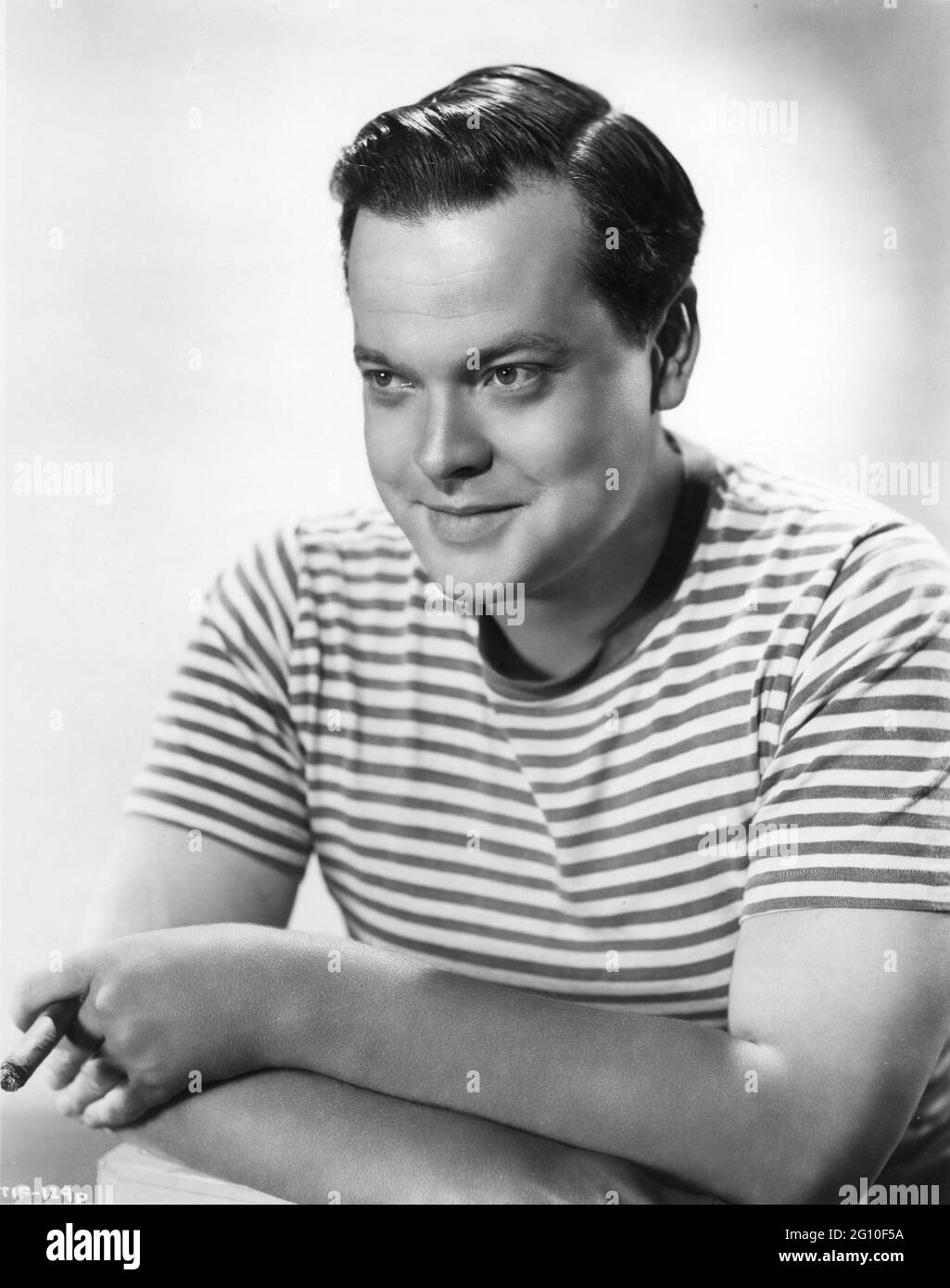 ORSON WELLES Publicity Portrait mit Cigar for TOMORROW IS FOREVER 1946 Regie IRVING PICHEL Story Gwen Bristow Drehbuch Lenore J. Kaffeemusik Max Steiner Produzent David Lewis International Picters / RKO Radio Picches Stockfoto