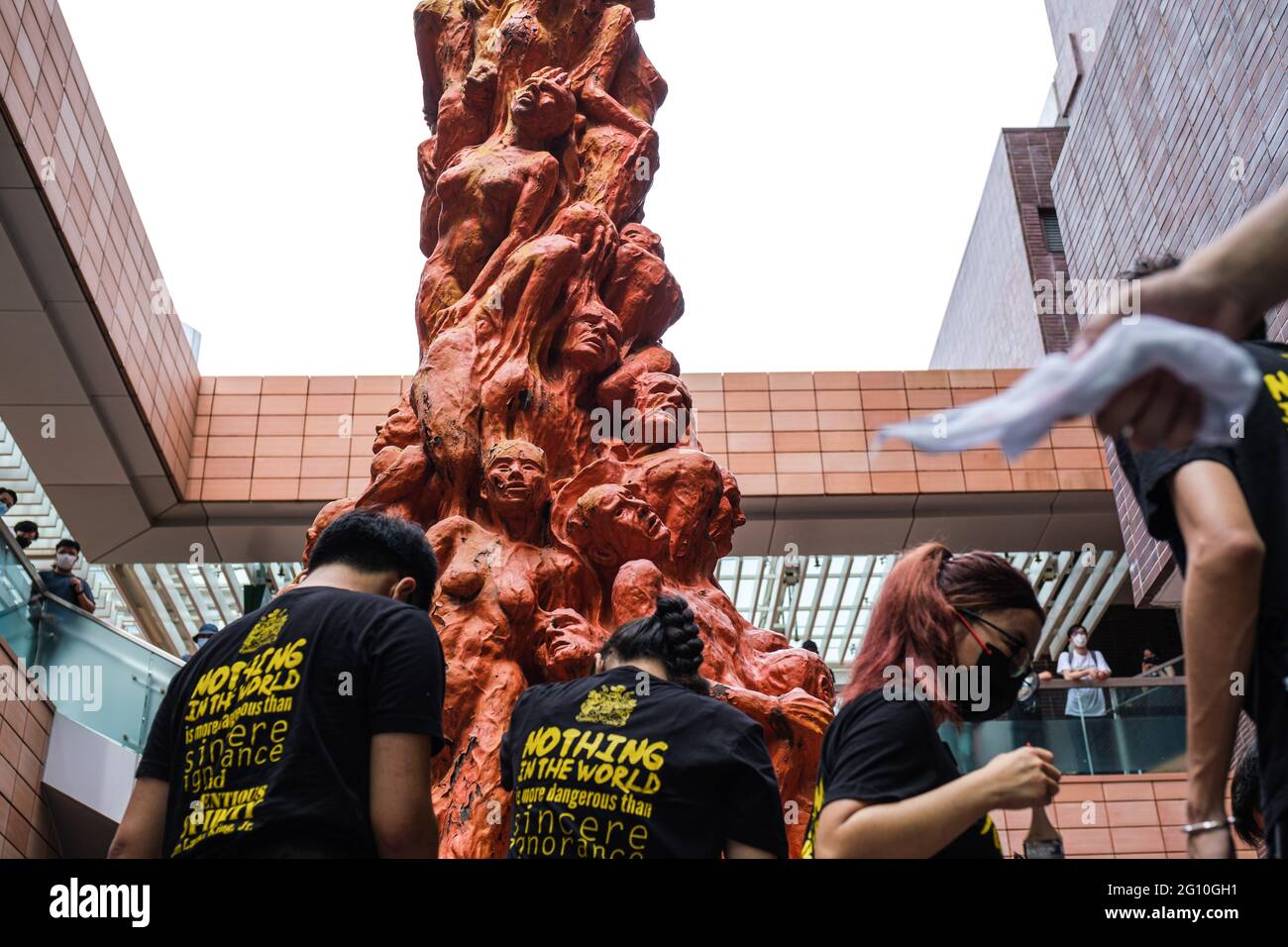 Hongkong, China. Juni 2021. Mitglieder der Studentenvereinigung der Universität Hongkong säubern die Säule der Schande, um an den Vorfall vom 4. Juni zu erinnern. Das jährliche Ritual des Waschens der Schamesäule, einer Skulptur auf dem Campus der Universität Hongkong, die an die Opfer der Niederschlagung des Tiananmen-Platzes 1989 in Peking erinnert, Wurde zum ersten Mal abgehalten, als Hongkong sich an den 4. Juni erinnert, seit Peking der Stadt ein nationales Sicherheitsgesetz auferlegt hat. Kredit: SOPA Images Limited/Alamy Live Nachrichten Stockfoto