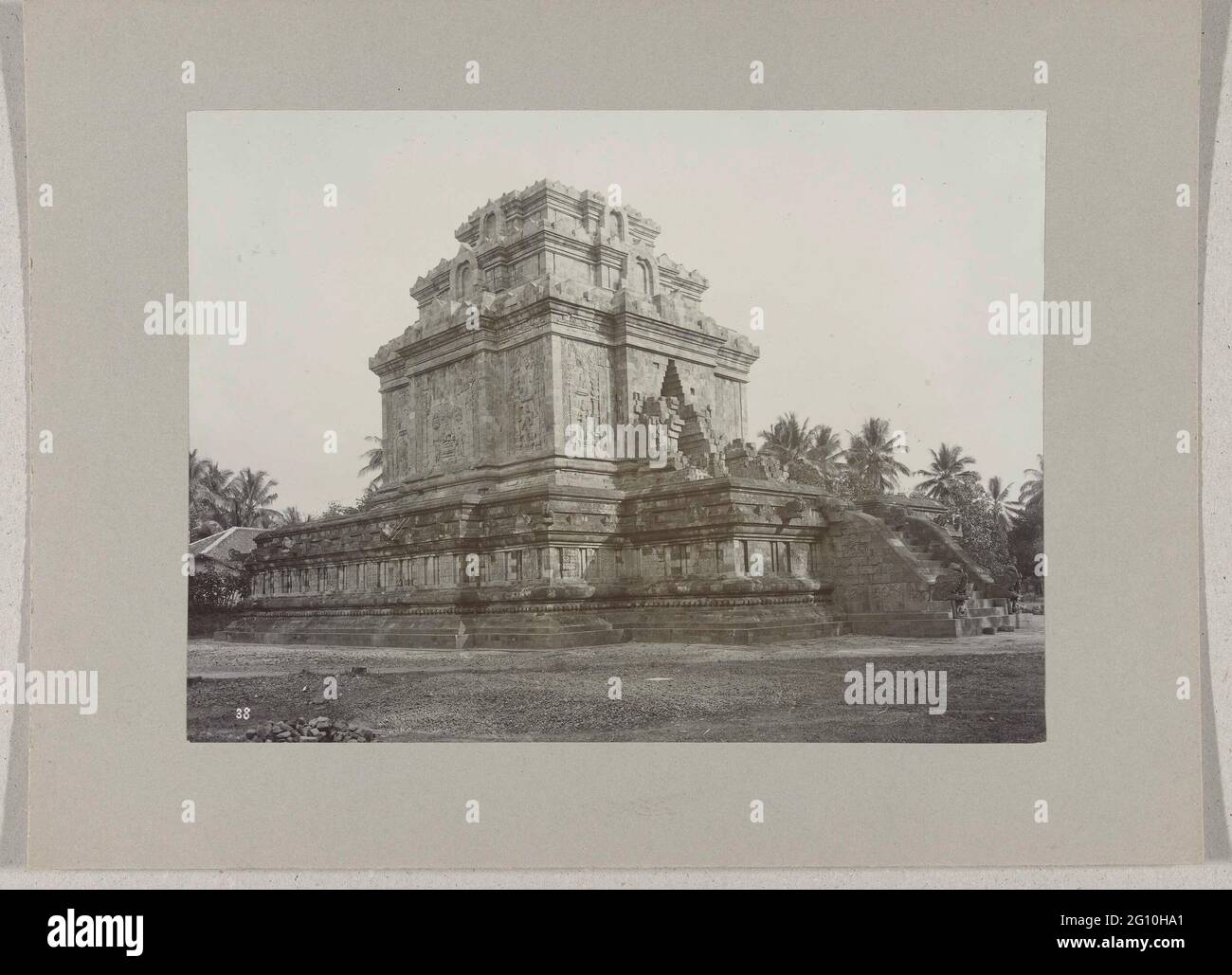 Tempel Mendoet (nach der Restaurierung), südlich von Magelang, Niederländisch-Indien; 72. Mendoet. Tempel Mendoet (nach der Restaurierung), südlich von Magelang, Niederländisch-Indien Stockfoto