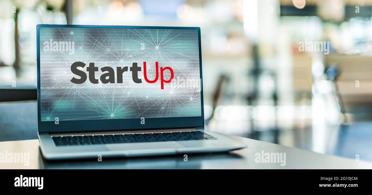 Laptop-Computer, der das Vorzeichen des Starts anzeigt Stockfoto