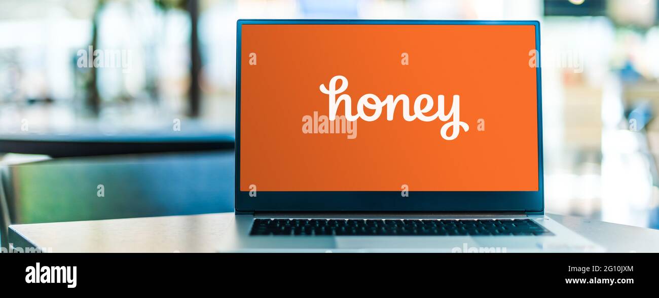 POSEN, POL - 1. MAI 2021: Laptop-Computer mit Logo von Honey Science Corp., einem Unternehmen, das sich mit Online-Coupons auf eCommerce-Websites beschäftigt Stockfoto