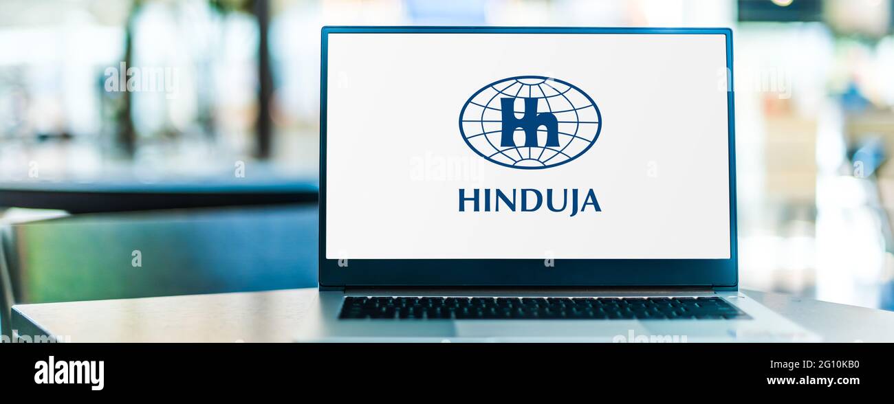 POZNAN, POL - 1. MAI 2021: Laptop-Computer mit Logo der Hinduja Group, einem anglo-indischen transnationalen Konglomerat mit Sitz in Mumbai, Indien und der Region hea Stockfoto