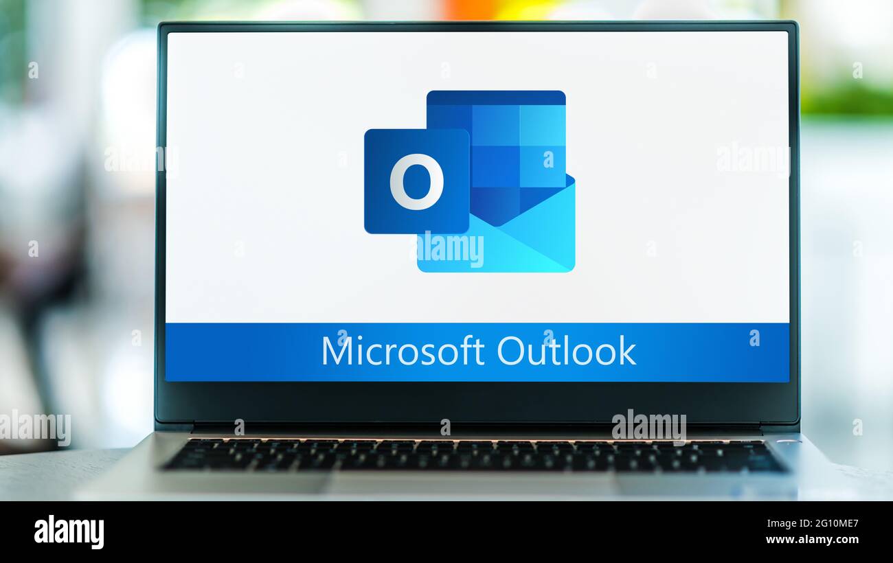 POZNAN, POL - 1. MAI 2021: Laptop-Computer mit dem Logo des Microsoft Outlook-Programms, das Teil der von entwickelten Office-Software und -Dienste ist Stockfoto