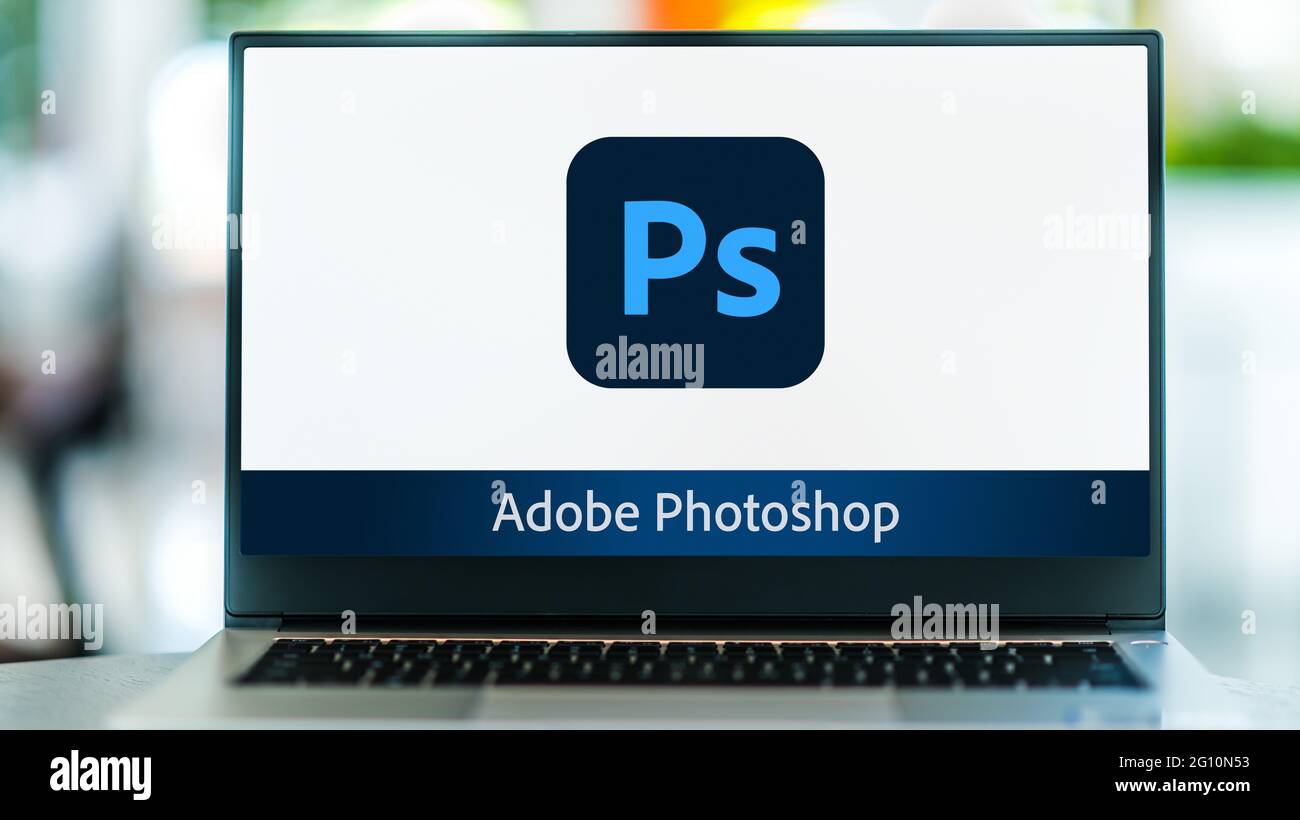 POZNAN, POL - 15. MAI 2021: Laptop-Computer mit Logo von Adobe Photoshop, einem von Adobe Inc. Entwickelten und veröffentlichten Rastergrafikeditor Stockfoto