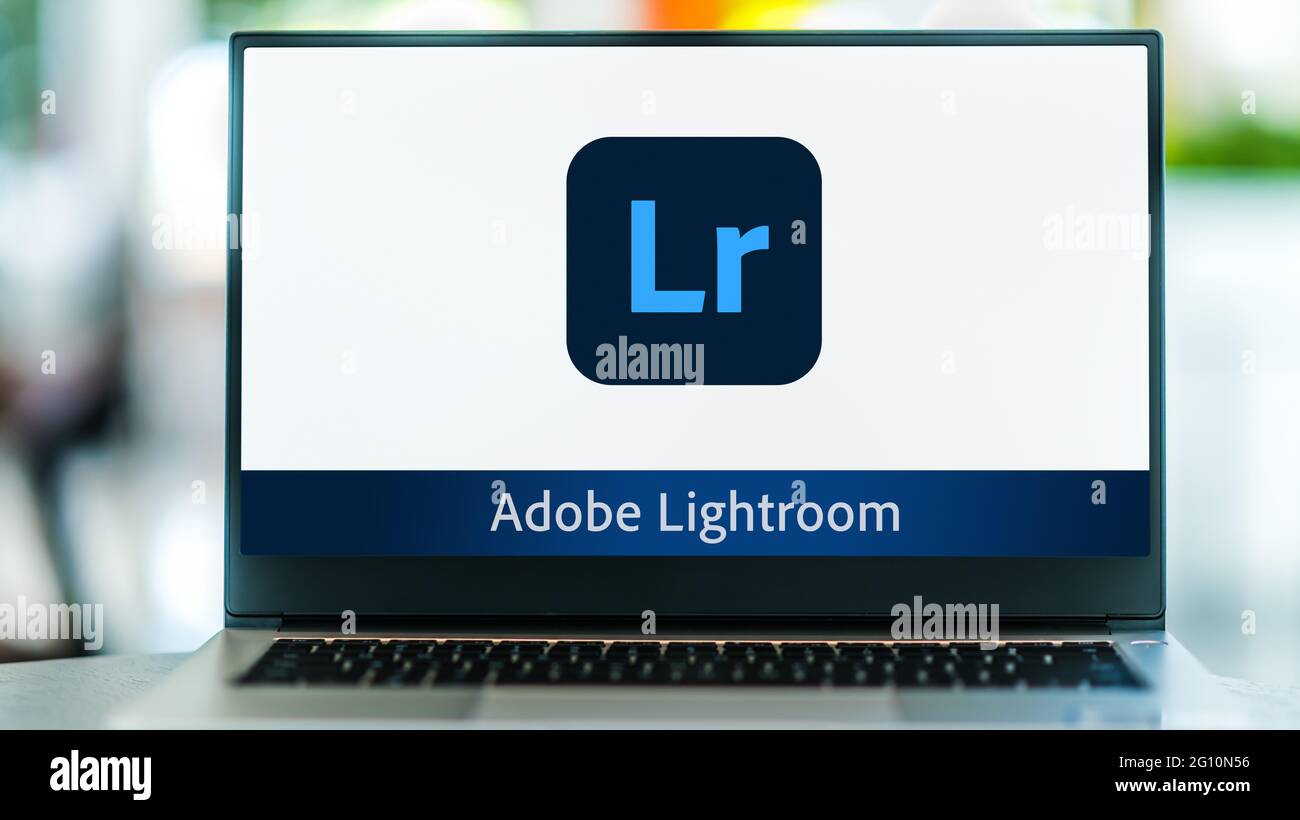 POZNAN, POL - 15. MAI 2021: Laptop-Computer mit Logo von Adobe Lightroom, einer Familie von Bildorganisation und Bildbearbeitungssoftware entwickelt Stockfoto