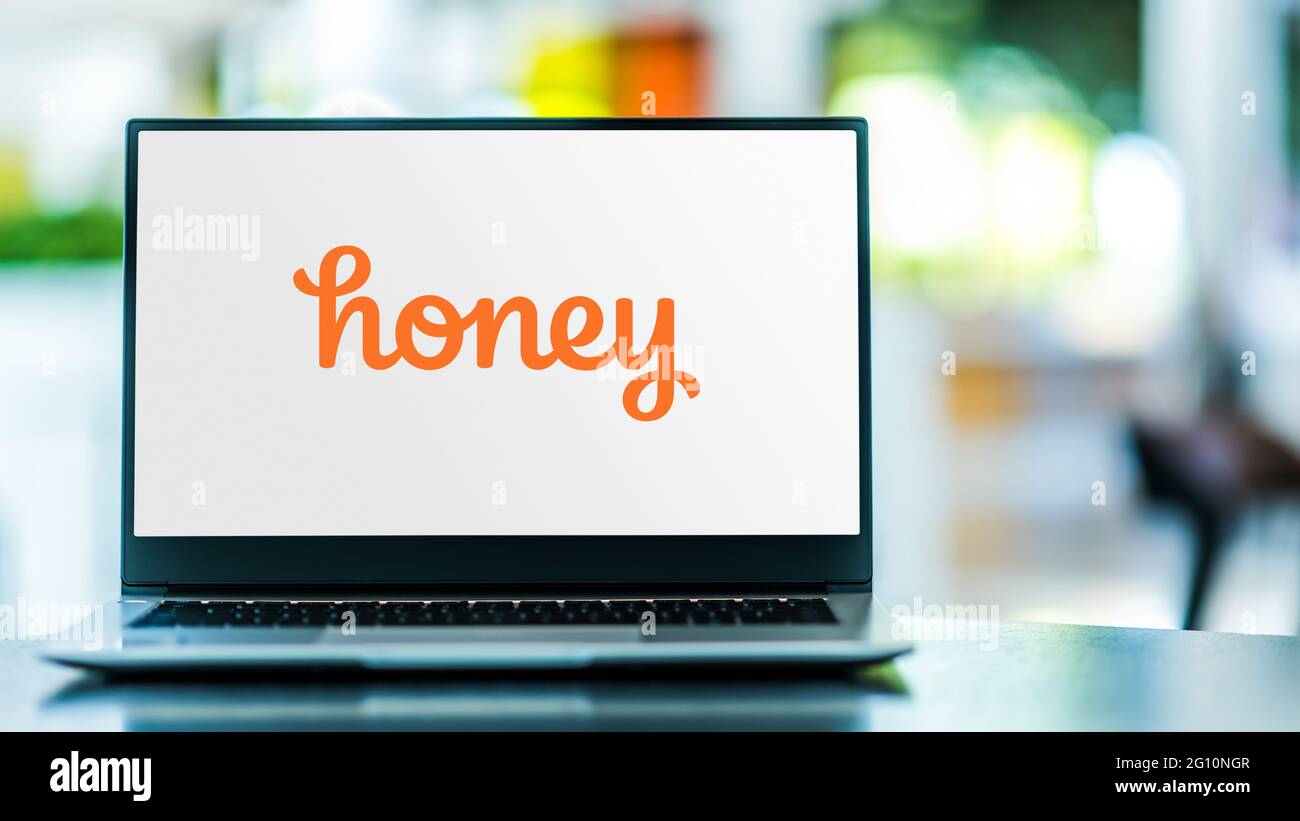 POSEN, POL - 1. MAI 2021: Laptop-Computer mit Logo von Honey Science Corp., einem Unternehmen, das sich mit Online-Coupons auf eCommerce-Websites beschäftigt Stockfoto