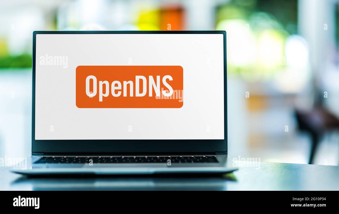 POZNAN, POL - 1. MAI 2021: Laptop-Computer mit Logo von OpenDNS, einem Unternehmen, das Domain Name System, Auflösungsdienste und ein Cloud Computi anbietet Stockfoto