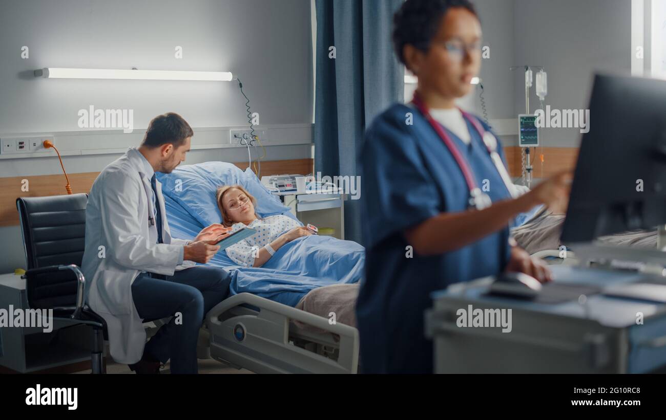 Krankenstation: Professionelle Schwarze Krankenschwester Mit Weiblichem Kopf Verwendet Medizinischen Computer. Im Hintergrund Modern Equipment Clinic Arzt Beratung Patient Stockfoto