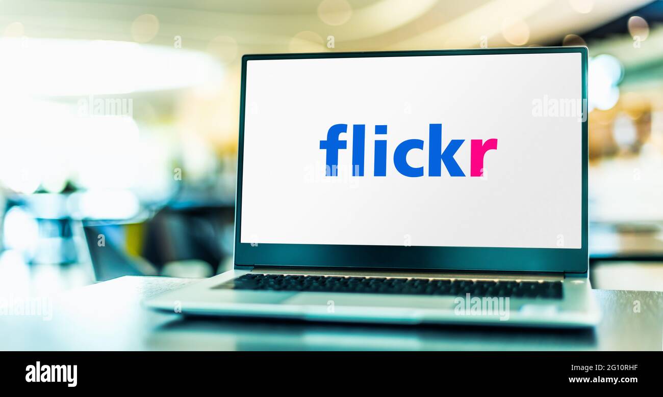 POZNAN, POL - 1. MAI 2021: Laptop-Computer mit dem Logo von Flickr, einem amerikanischen Image-Hosting- und Video-Hosting-Service sowie einem Online-Comun Stockfoto