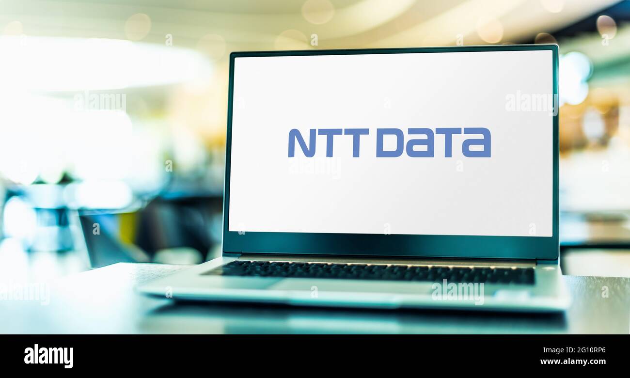 POZNAN, POL – 1. MAI 2021: Laptop-Computer mit Logo von NTT DATA Corp., einem japanischen multinationalen Systemintegrationsunternehmen und teilweise Eigentümer Stockfoto