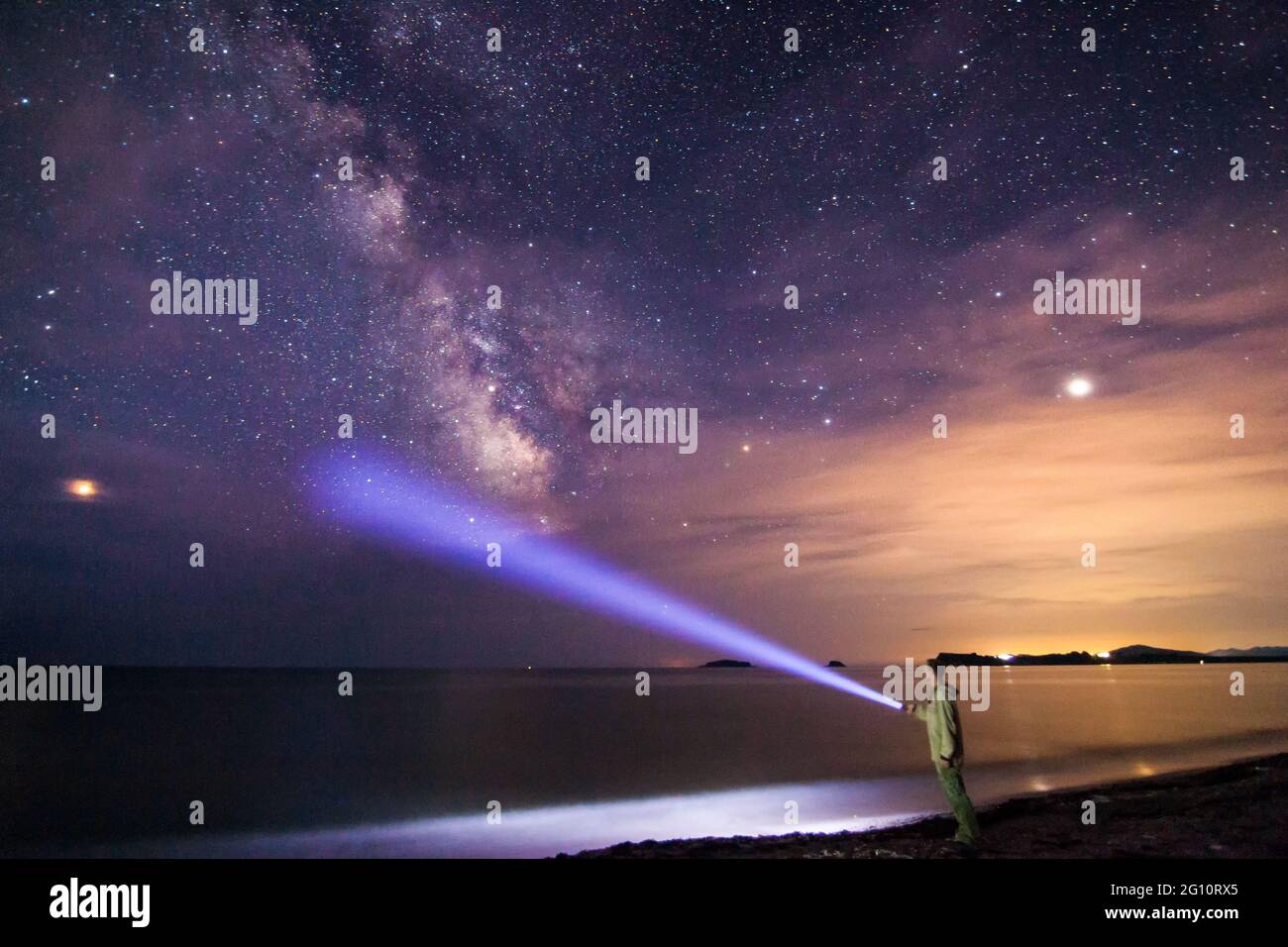 Mann mit Laterne unter Sternenhimmel und Milchstraße Stockfoto