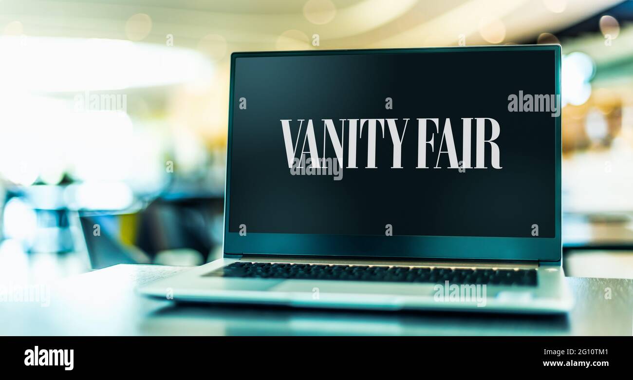 POSEN, POL - 15. MAI 2021: Laptop-Computer mit Logo der Vanity Fair, einer monatlichen Zeitschrift für Popkultur, Mode und aktuelle Angelegenheiten veröffentlicht Stockfoto