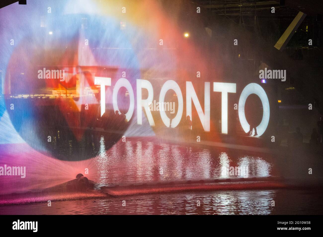 Nuit Blanche 2016, Nathan Phillips Square, Toronto, Kanada. Pneuma, – „Atem des Lebens“ von Floria Sigismondi Stockfoto