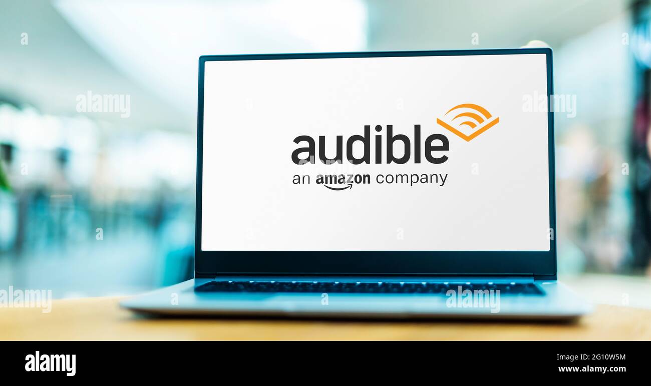 POZNAN, POL – 1. MAI 2021: Laptop mit Logo von Audible, einem amerikanischen Online-Hörbuch- und Podcast-Dienst von Amazon.com Inc Stockfoto