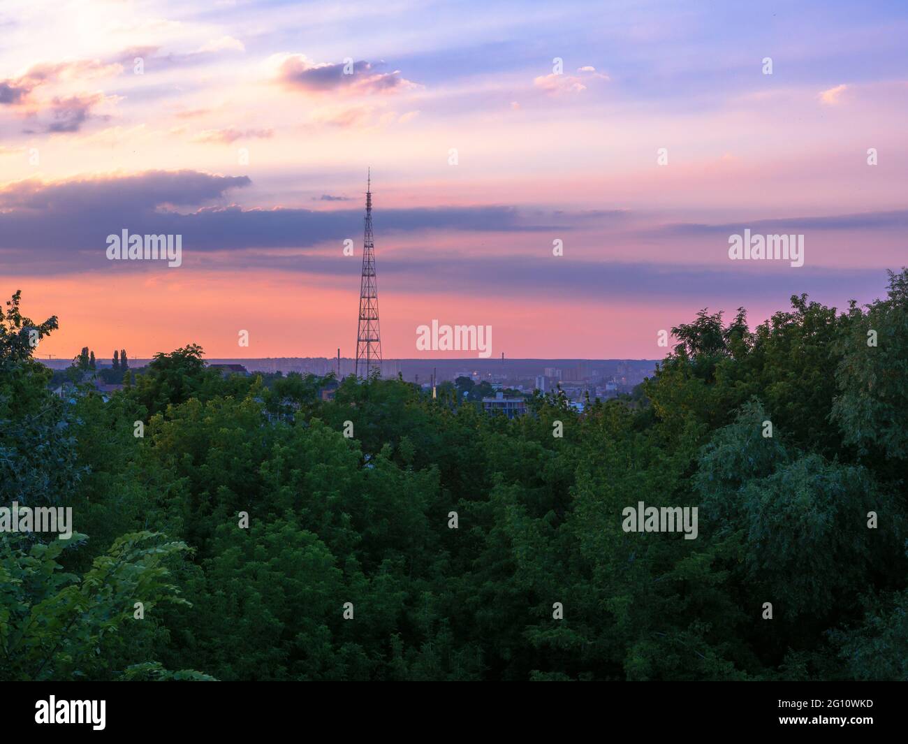 Panoramablick von Kiew (Kiew) Attraktion Peyzazhna Gasse über den Fernsehturm und erstaunlichen Sonnenuntergang über Podil Bezirk mit Spitzen von Gebäuden. Stockfoto