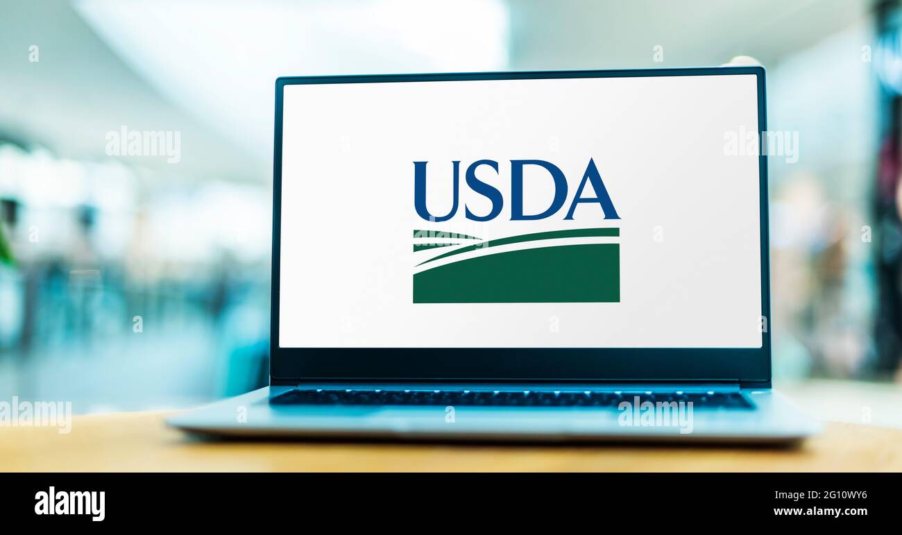 POZNAN, POL - 1. MAI 2021: Laptop-Computer mit Logo der USDA, der Bundesgeschäftsstelle, die für die Entwicklung und Ausführung des Bundes zuständig ist Stockfoto