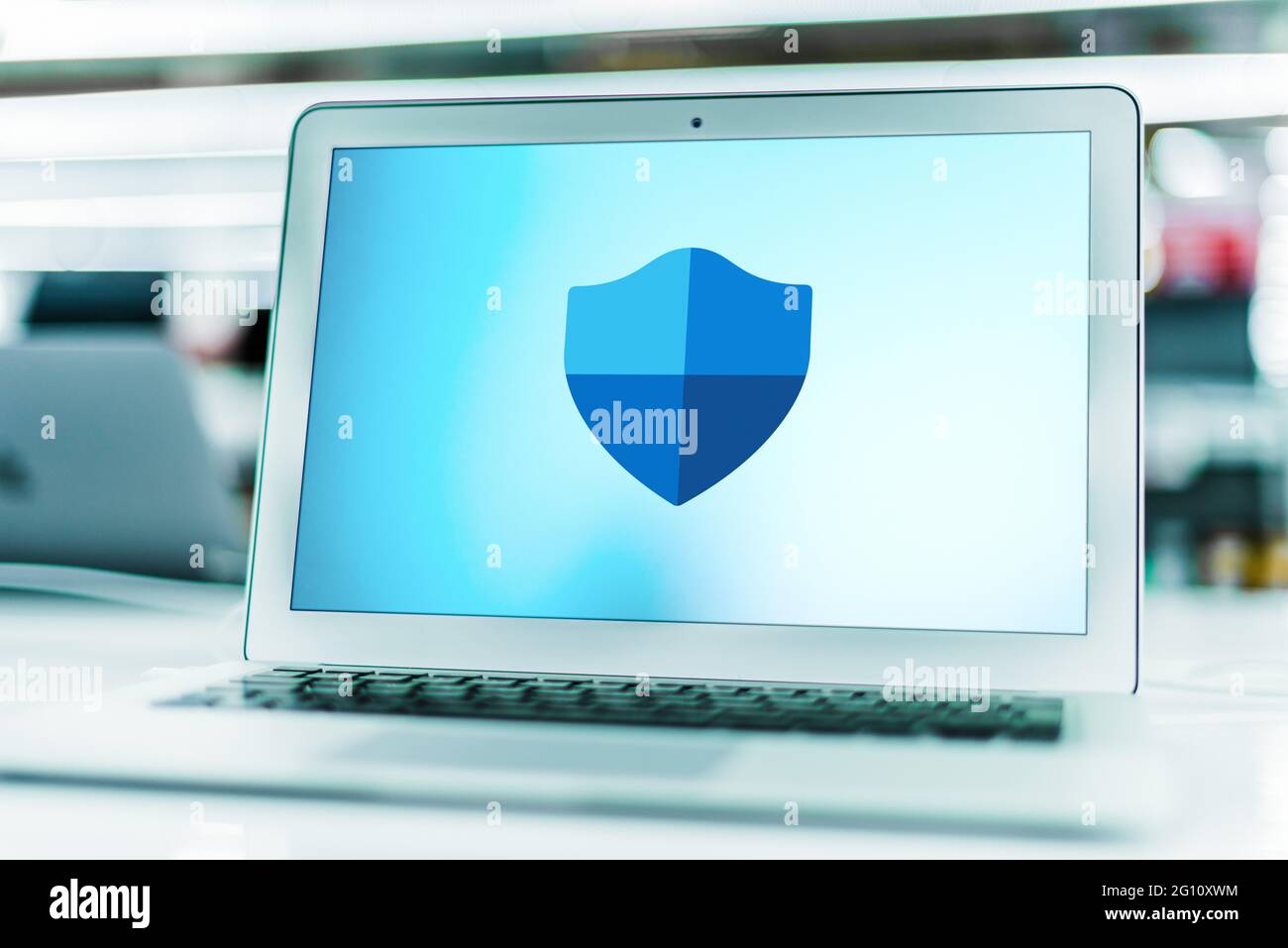 POZNAN, POL - 15. MAI 2021: Laptop-Computer mit dem Logo von Microsoft Defender Antivirus, einer Anti-Malware-Komponente von Microsoft Windows Stockfoto