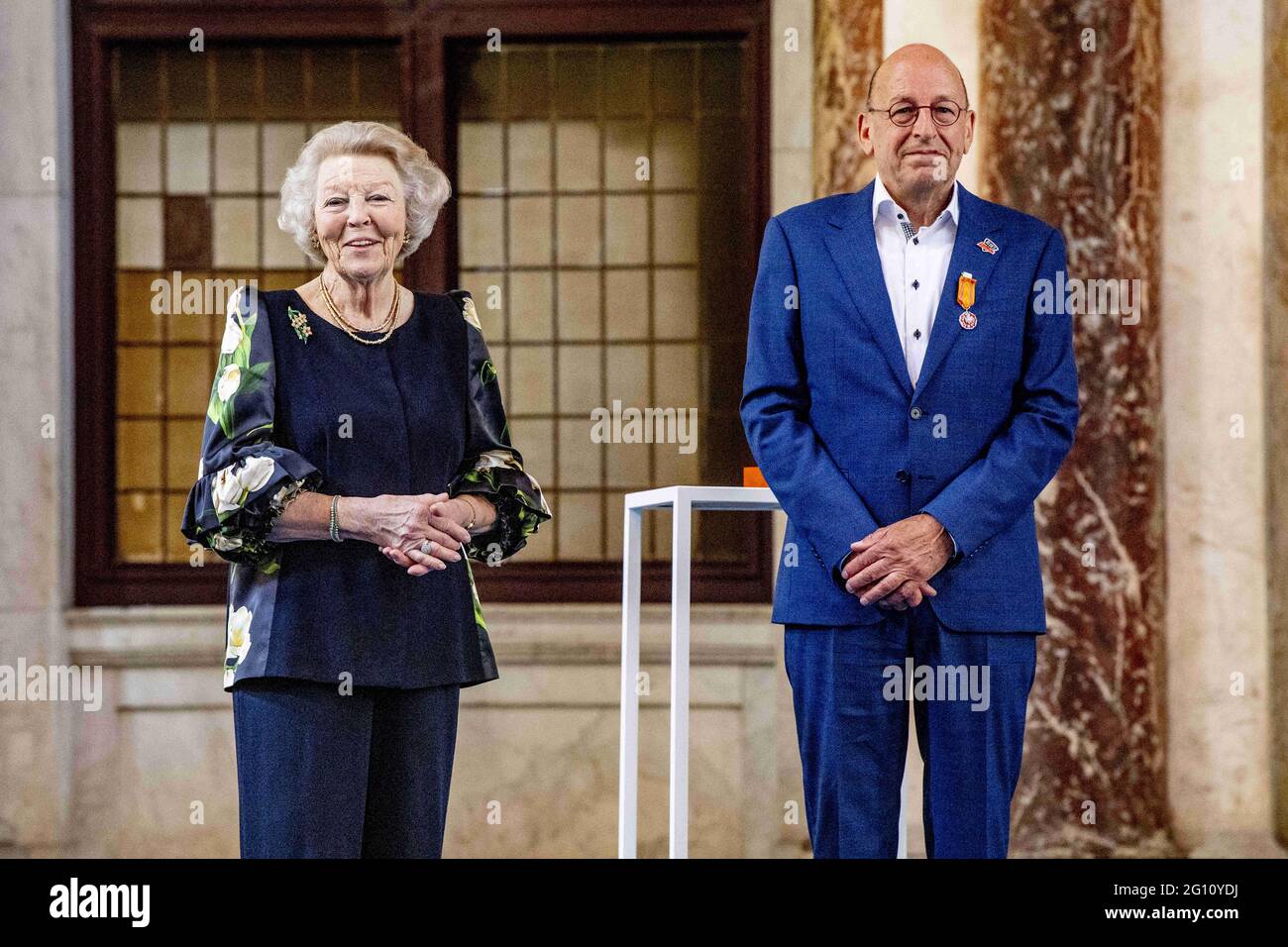 Amsterdam, Niederlande. Juni 2021. Prinzessin Beatrix der Niederlande präsentiert die Silbernen Nelken vom Prinz Bernhard Culturfonds an Joop und Janine van den Ende am Freitagmorgen, 4. Juni 2021, Amsterdam, Niederlande, Im Königspalast von Amsterdam. Sowohl die 2021 als auch die 2020 Preisträger erhalten ihre Zilveren Nelke. Aufgrund des Ausbruchs des Corona-Virus konnte die Präsentation der Silbernen Nelken im vergangenen Jahr nicht stattfinden. Foto von Robin Utrecht/ABACAPRESS.COM Quelle: Abaca Press/Alamy Live News Stockfoto