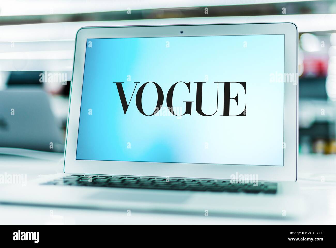 POZNAN, POL - 15. MAI 2021: Laptop-Computer mit Logo der Vogue, einem Mode- und Lifestyle-Magazin Stockfoto