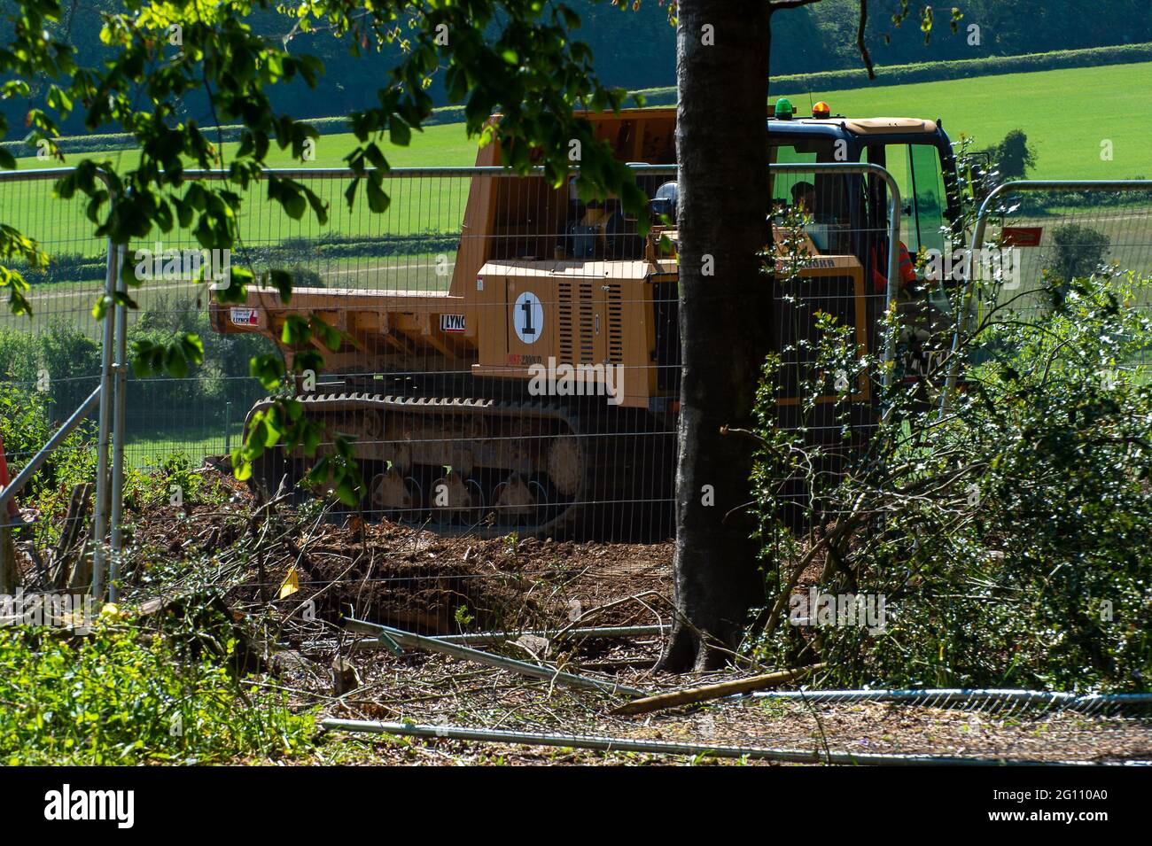 Aylesbury Valle, Buckinghamshire, Großbritannien. Juni 2021. HS2 hat einen großen Teil des alten Waldes bei Jones Hill Wood für den Bau der umstrittenen High Speed 2 Rail-Verbindung von London nach Birmingham gefällt. Die HS2-Abschwächung dafür wird Translokation genannt, bei der HS2 den Waldboden aufspieß und ihn in ein nahegelegenes Feld abschütten. Tote Baumglieder werden ebenfalls auf das Feld gebracht, um Wildtiere anzulocken. HS2 hat gesagt, dass „es nur begrenzte, robuste, veröffentlichte Beweise für die Wirksamkeit der Umlokation von alten Waldböden gibt“. Quelle: Maureen McLean/Alamy Stockfoto