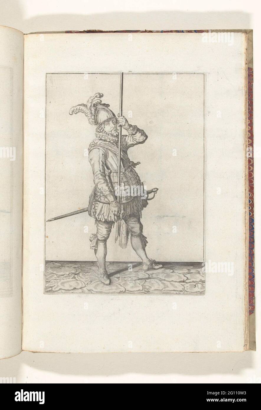 Soldat, der seinen Spieß mit beiden Händen aufrecht für sich hoch über dem Boden hält (nein 5), ca. 1600. Ein Soldat, rechts, rechts, das ist ein Spieß (Lanze) mit beiden Händen aufrecht für sich hoch über dem Land hält (Nr. 1) 5), ca. 1600. Dies ist die erste Aktion für die Aufstehenden auf den Boden. Tafel 5 in der Anleitung zum Umgang mit dem Spieß: Corte Underswsinghe auf der Figuerliicke-Figur der entsprechenden ranche Bruck, von allen T'Ghene A Soldaet Int, die von den SPIONEN Noodich handeln. Teil der Illustrationen in: J. de Gheyn, Waffenoper von Roers Musquette und Spiessen, Amste Stockfoto