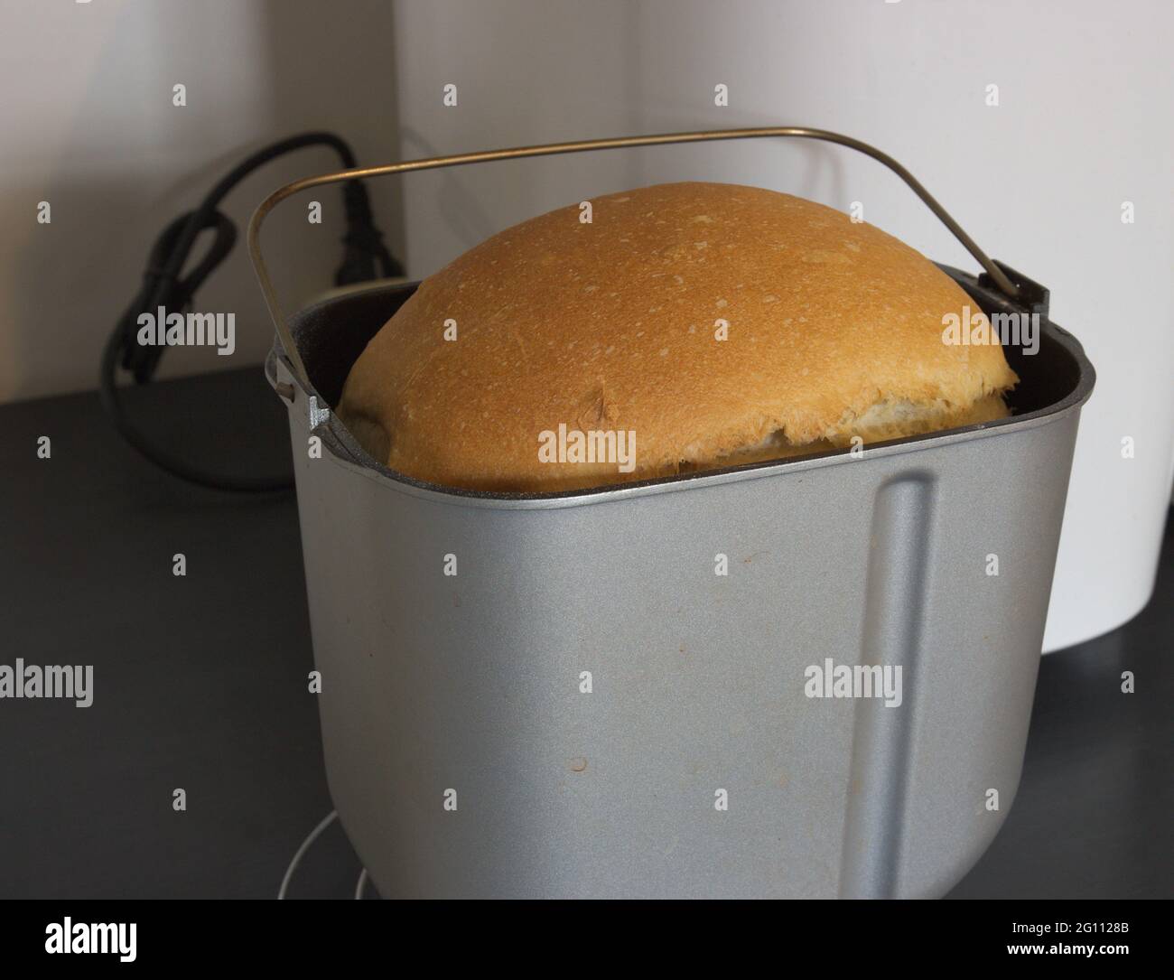 Frisch gebackenes Brot in einer elektrischen Brotmaschine Stockfoto