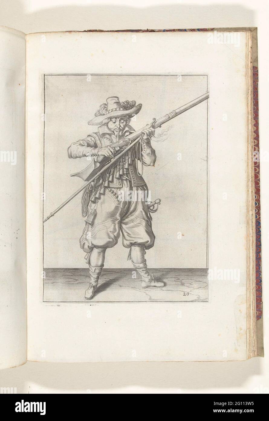 Soldat bläst Pulver aus seiner Muskete (Nr. 20), ca. 1600. Ein Soldat, für Füße, der mit beiden Händen eine Muskete (eine bestimmte Art von Schusswaffe) hält und darüber bläst, möglicherweise außerhalb der Pfanne (der Pulverbehälter) fiel krups von ihr (Nr. 1) 20), ca. 1600. In seiner linken Hand, außer dem Verlauf der Muskete, auch eine Fracht (Muskatabgabel) und ein brennender Docht. Tafel 20 in der Anleitung zum Umgang mit der Muskete: Corte Undercquey auf der Figuerlicke. Teil der Illustrationen in: J. de Gheyn, Waffenoper von Roers Musquette und Spiessen, Amsterdam, 1608. Marriens um 1600. Stockfoto