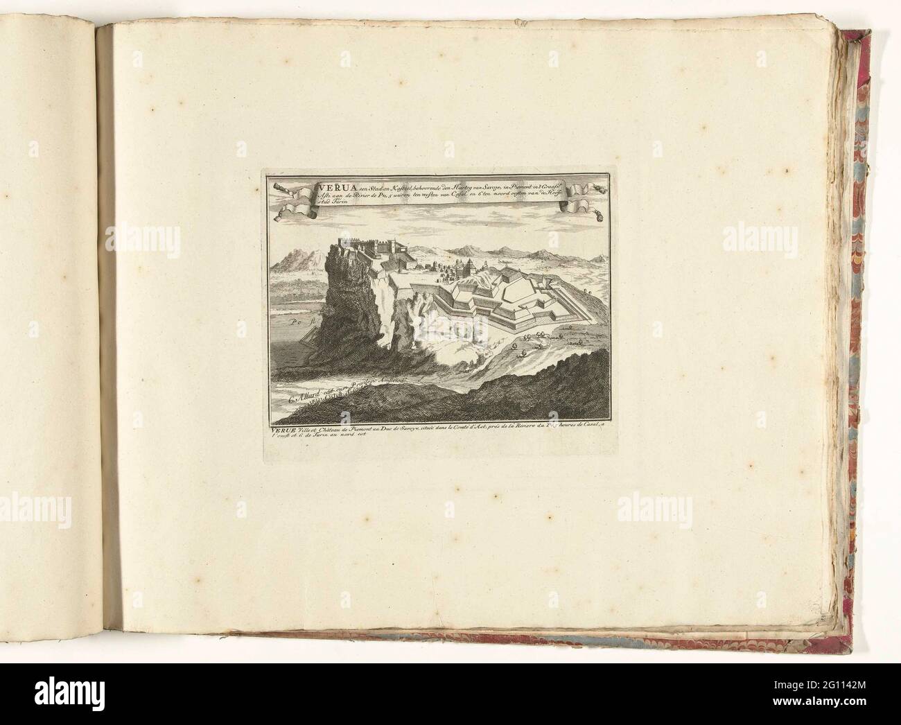 Gesicht auf Frua Savoia, ca. 1701-1713; Verua eine Stadt und ein Schloss, dem Hartog von Savoje zugehörig; Les Principales Forterses & Villes Fortes, D'Espagne, De France, D'Italie, die Savoia, D'Allemagne & des Païs-Bas (...) / sittingurische Bilder der wichtigsten starken Städte und Festungen in Spanien, Vrankryk, Italien, Savoyen, Duytsland und Nederlanden (...). Blick auf Verua (Verue) am PO-Fluss im Piemont. Teil der gebündelten Serie von 49 Tafeln namhafter starker Städte und Festungen im Spanischen Erbfolgekrieg, ca. 1701-1713. Mit den Titeln auf Niederländisch und Französisch. Stockfoto