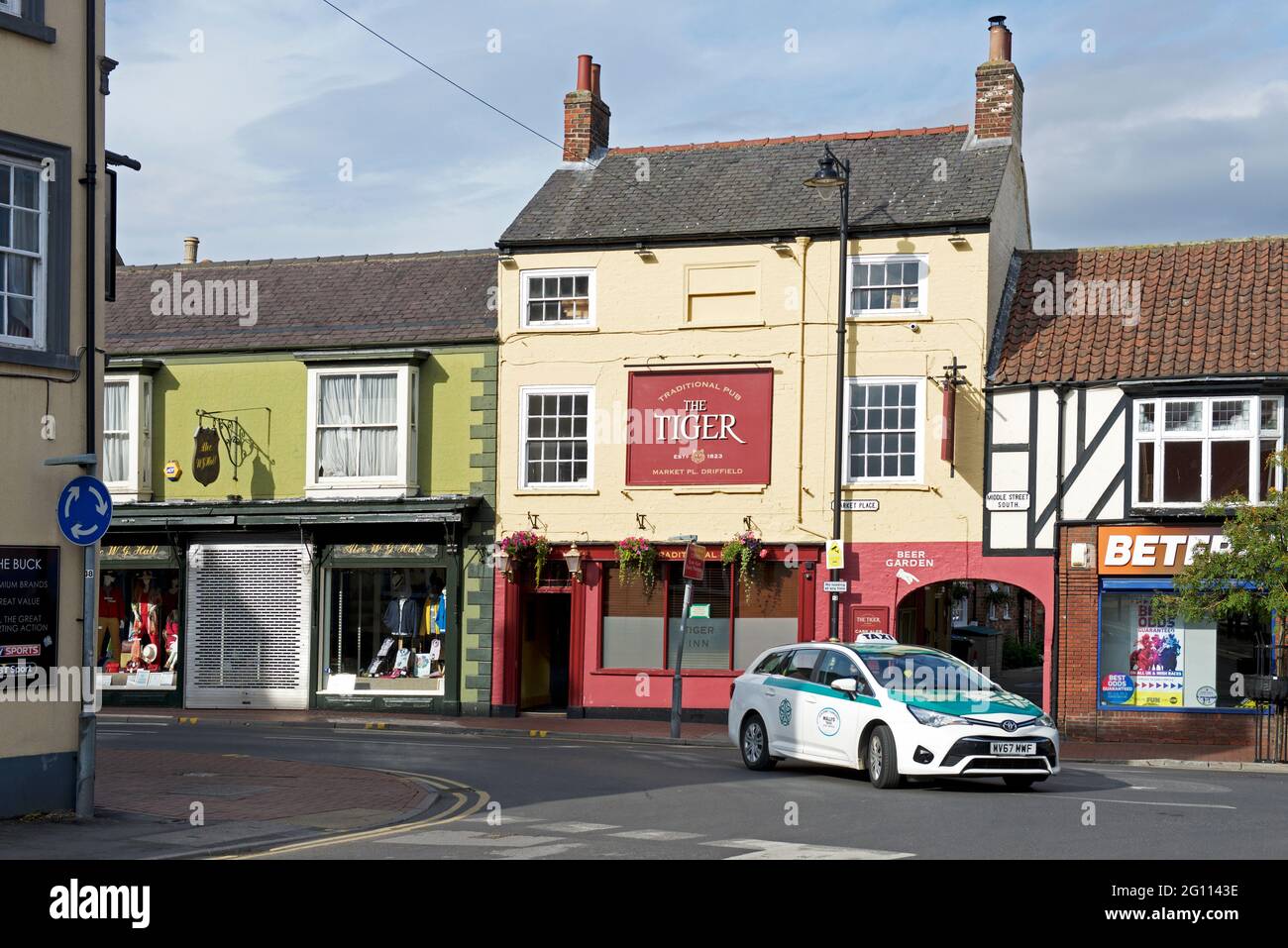 Taxi an der Kreuzung in Driffield, East Yorkshire, England Stockfoto