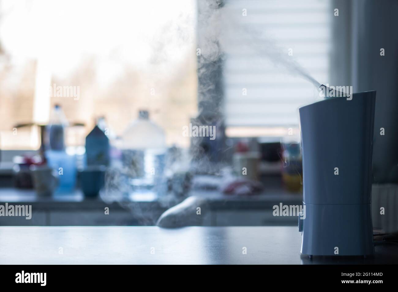 Luftbefeuchter verteilt Dampf in der Küche Stockfoto