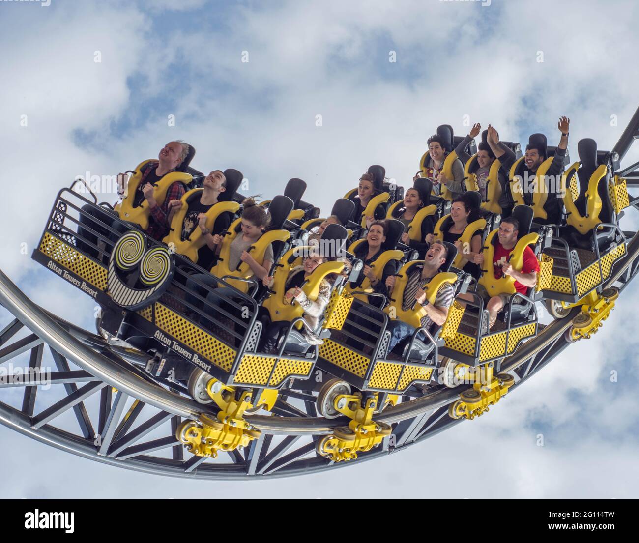 Die Weltrekord-Achterbahn, die Smiler in den Alton Towers, wird Sie 14 Mal pro Fahrt auf den Kopf stellen! Stockfoto