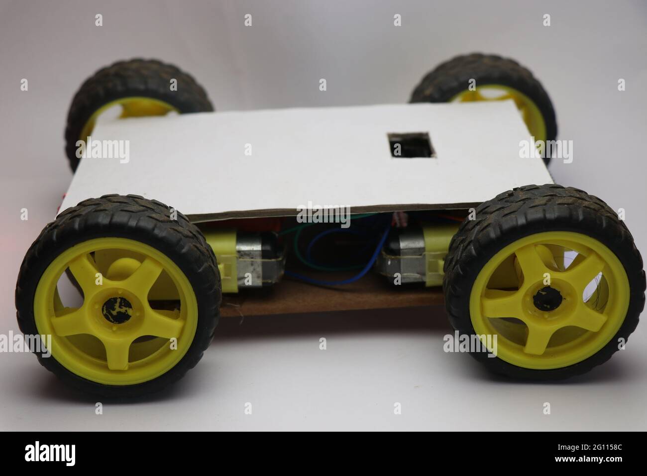 Arbeitsmodell des Roboterautos, das auf der Plattform Internet der Dinge funktioniert. Innovatives Elektronikprojekt Stockfoto