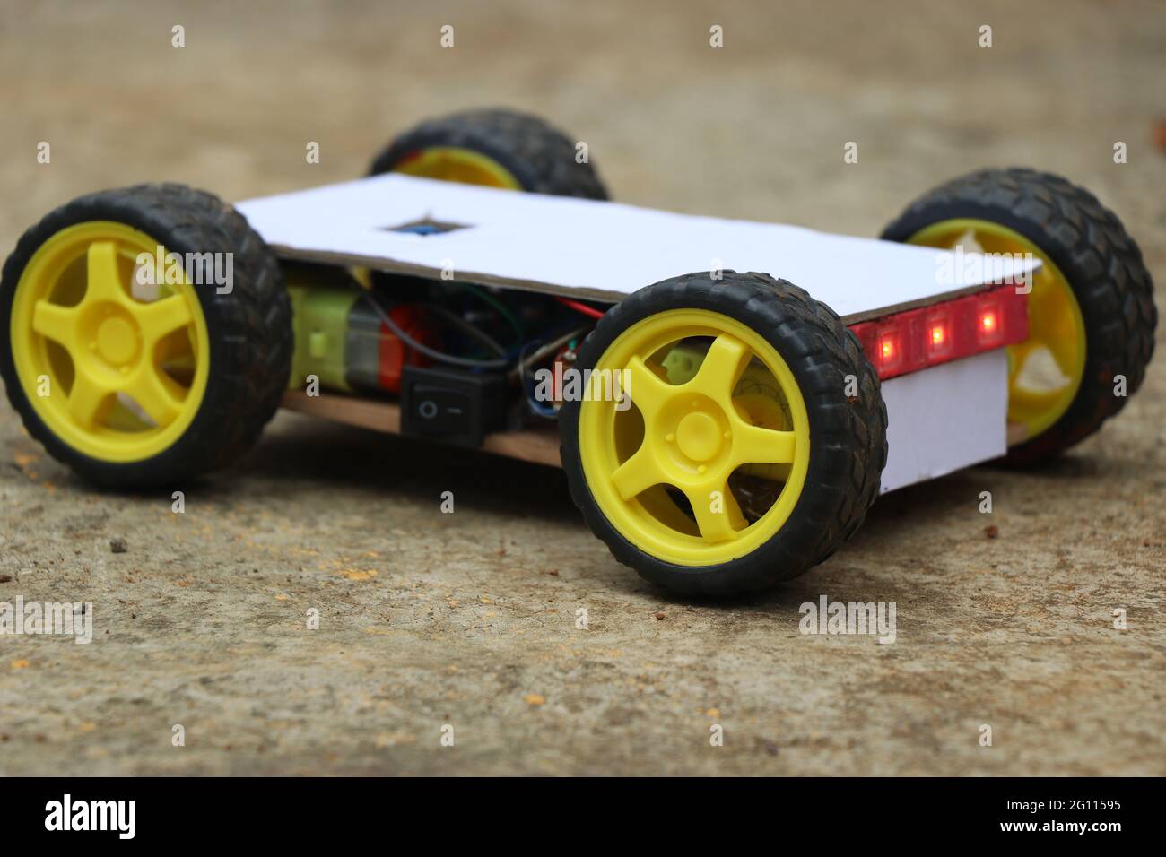 Mini-Auto, das durch Smartphone gesteuert wird. Robotik und Elektronik vereinen sich zu einem innovativen Projekt Stockfoto