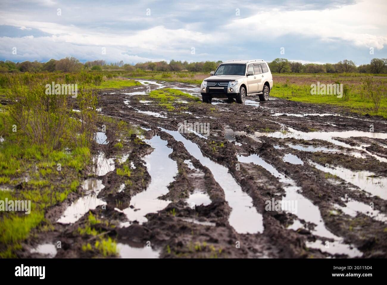 Mitsubishi Pajero/Montero auf unbefestigte Straße nach Regen Stockfoto