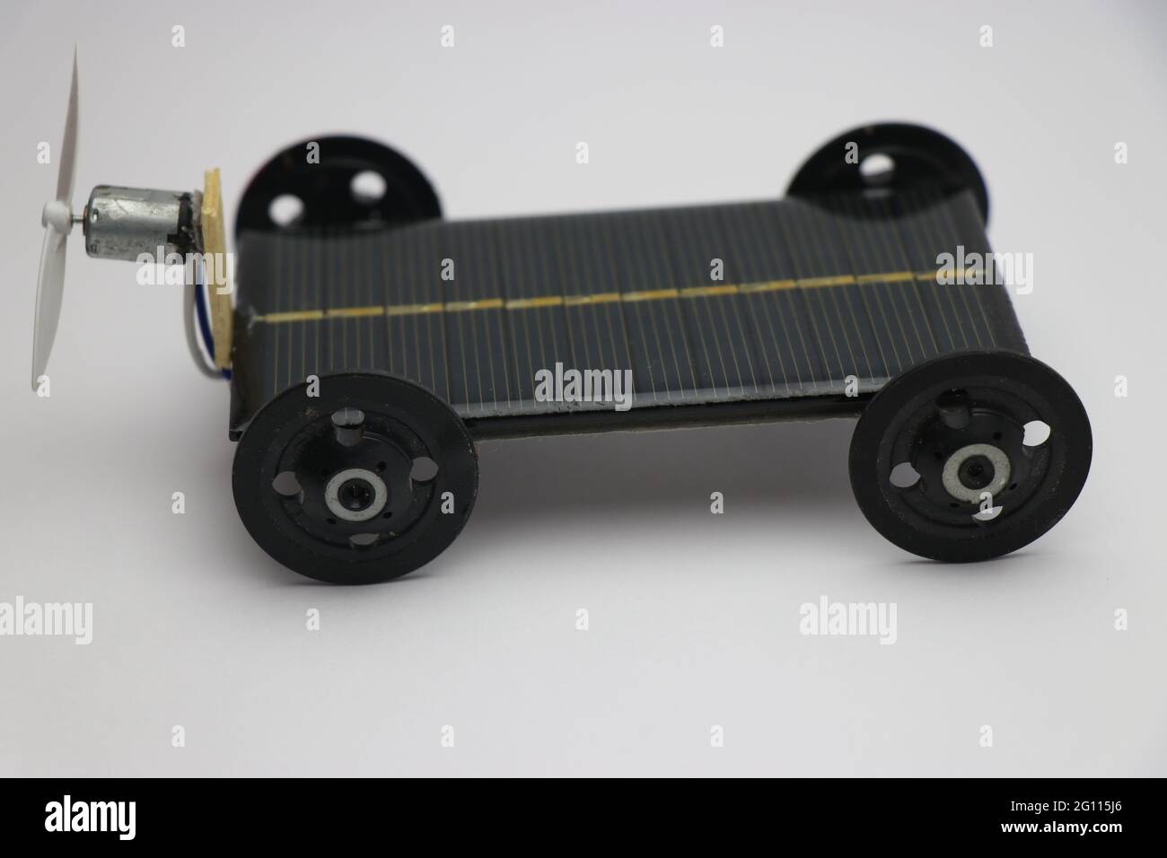 Seitenansicht von Mini-Sonnenauto auch als Solarkraftwagen isoliert auf weißem Hintergrund bekannt Stockfoto