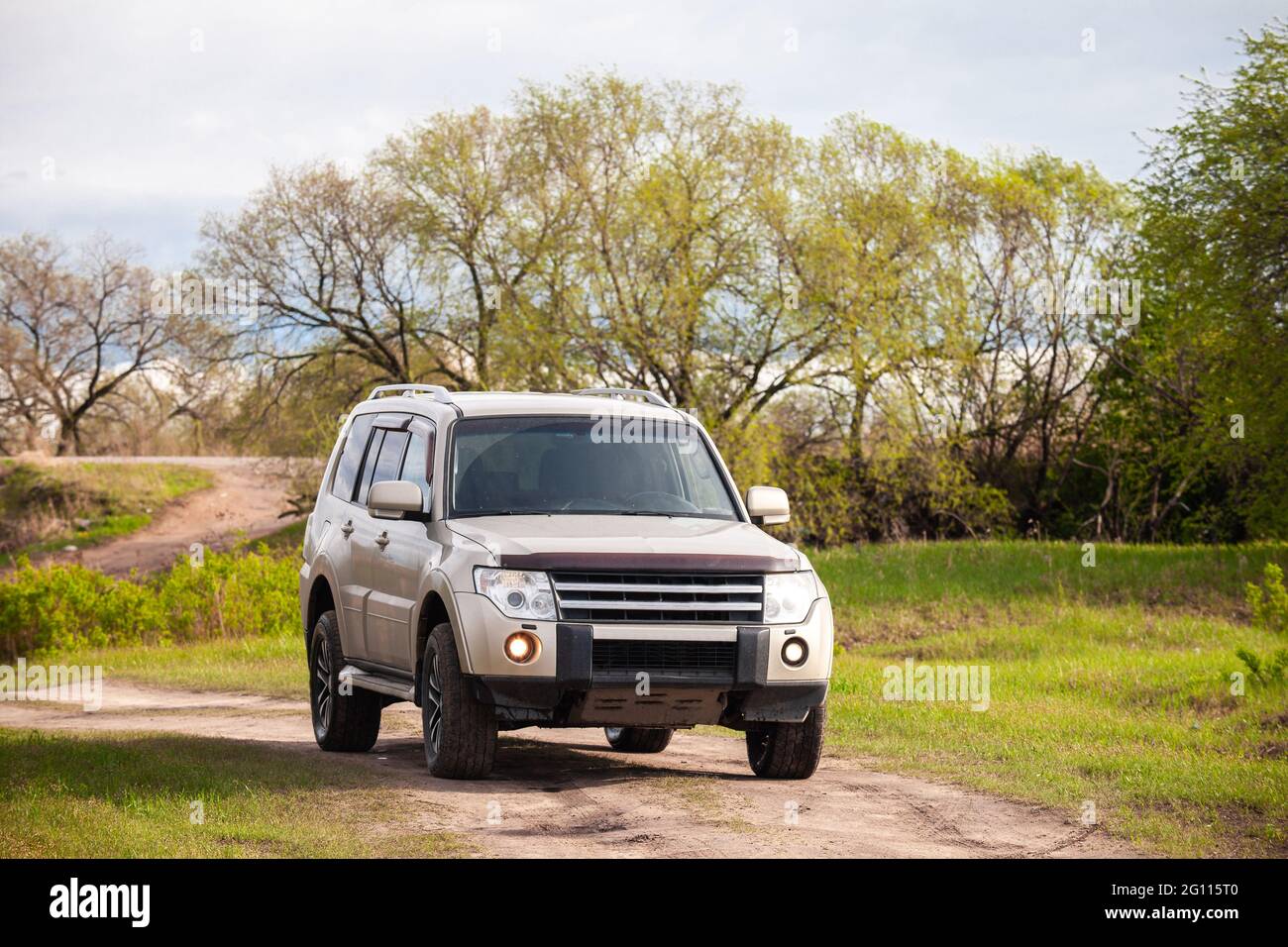 Mitsubishi Pajero/Montero im Sommer auf unbefestigten Straßen Stockfoto