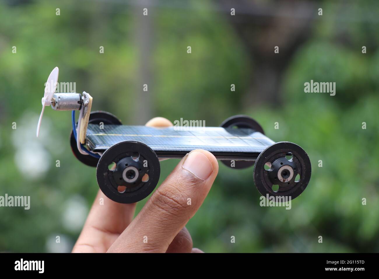 Solarbetriebenes Auto-Arbeitsmodell, das zu Hause gebaut wurde. Solar-Auto, das Propeller läuft befestigen an Motor. Solarkraftwagen Stockfoto