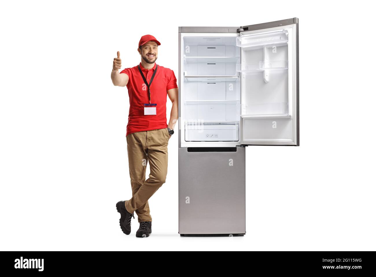 Männlicher Verkäufer, der sich auf einen Kühlschrank lehnte und auf weißem Hintergrund die Daumen hoch zeigte Stockfoto
