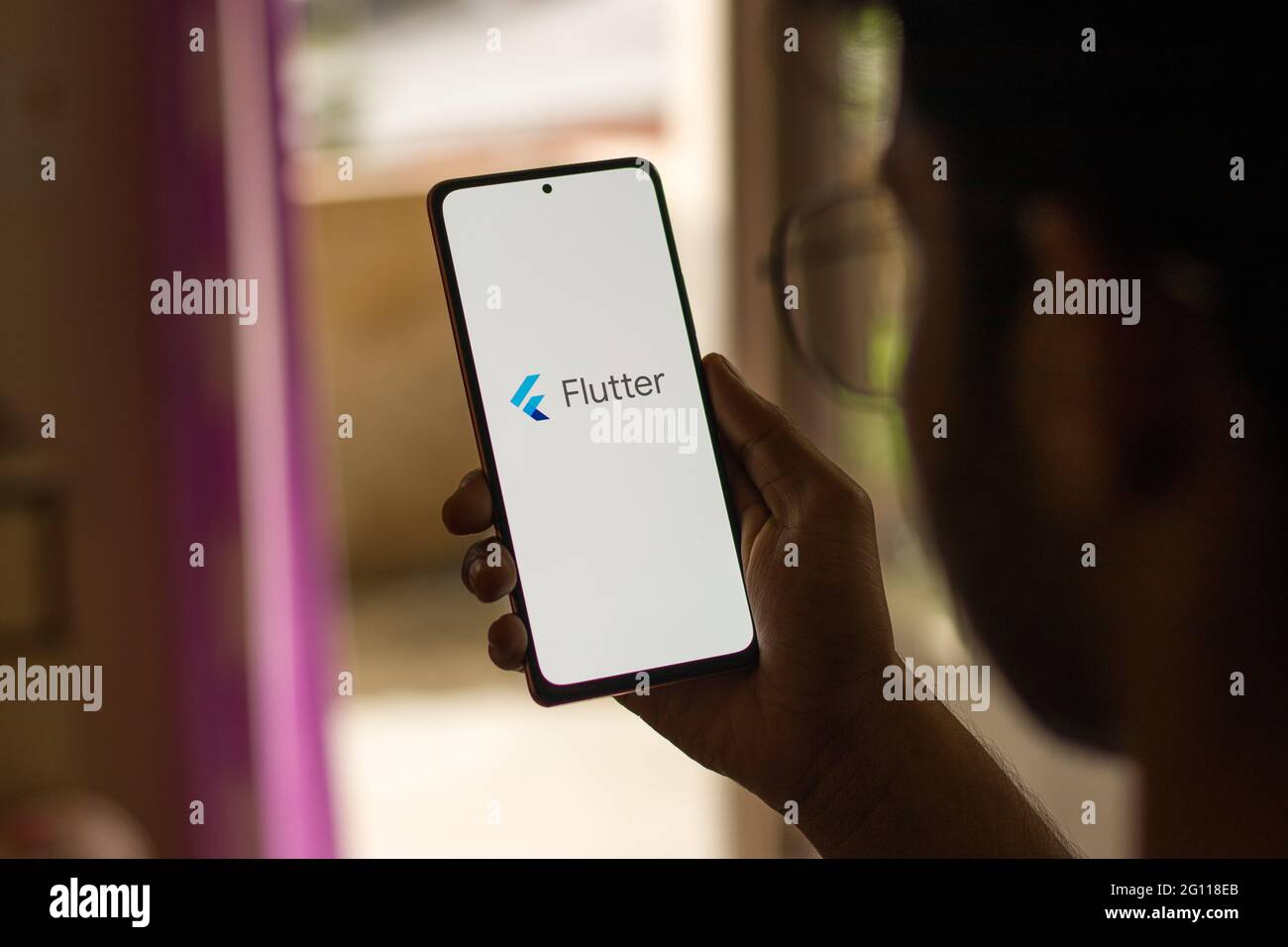 Assam, indien - 29. Mai 2021 : Google Flutter-Logo auf Handy-Bildschirm Stock Bild. Stockfoto