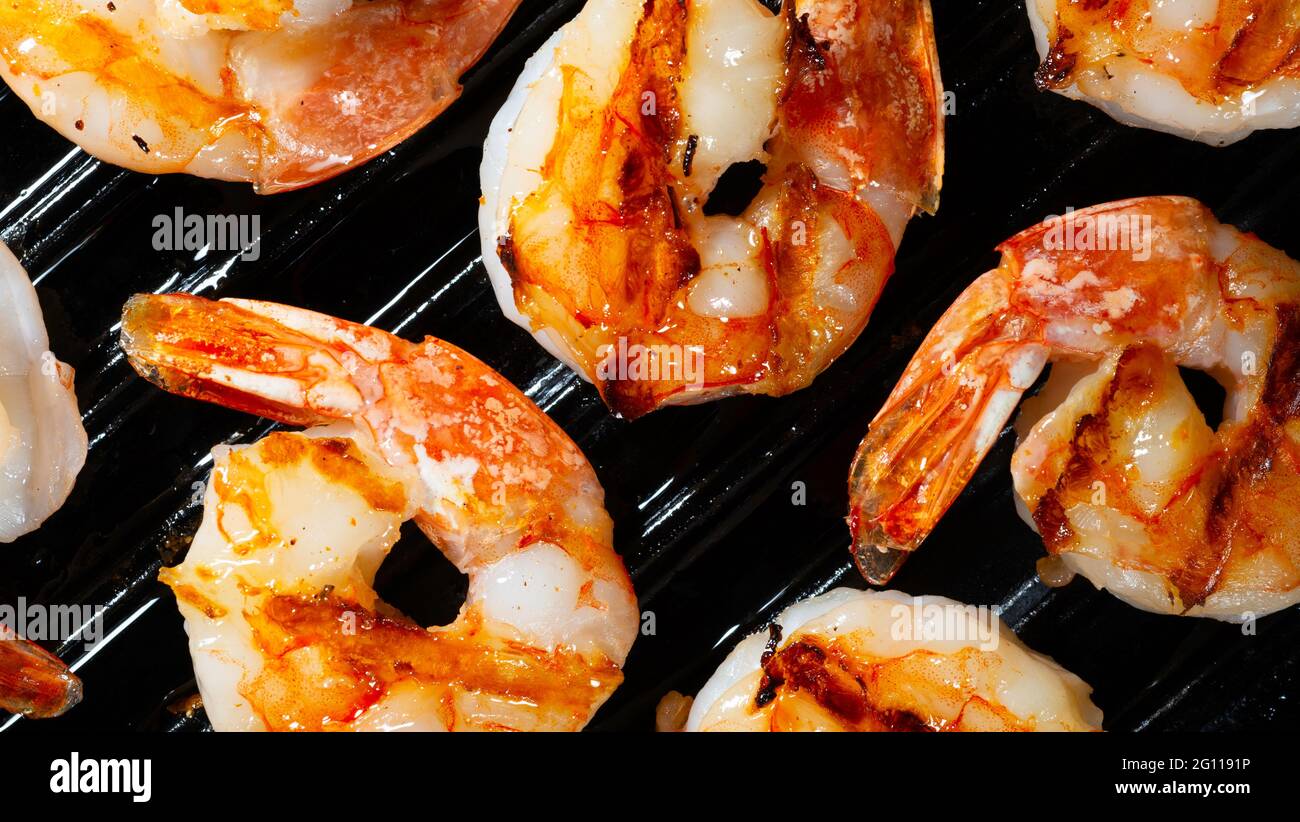 Gegrillte Garnelen auf einem Grill Stockfoto