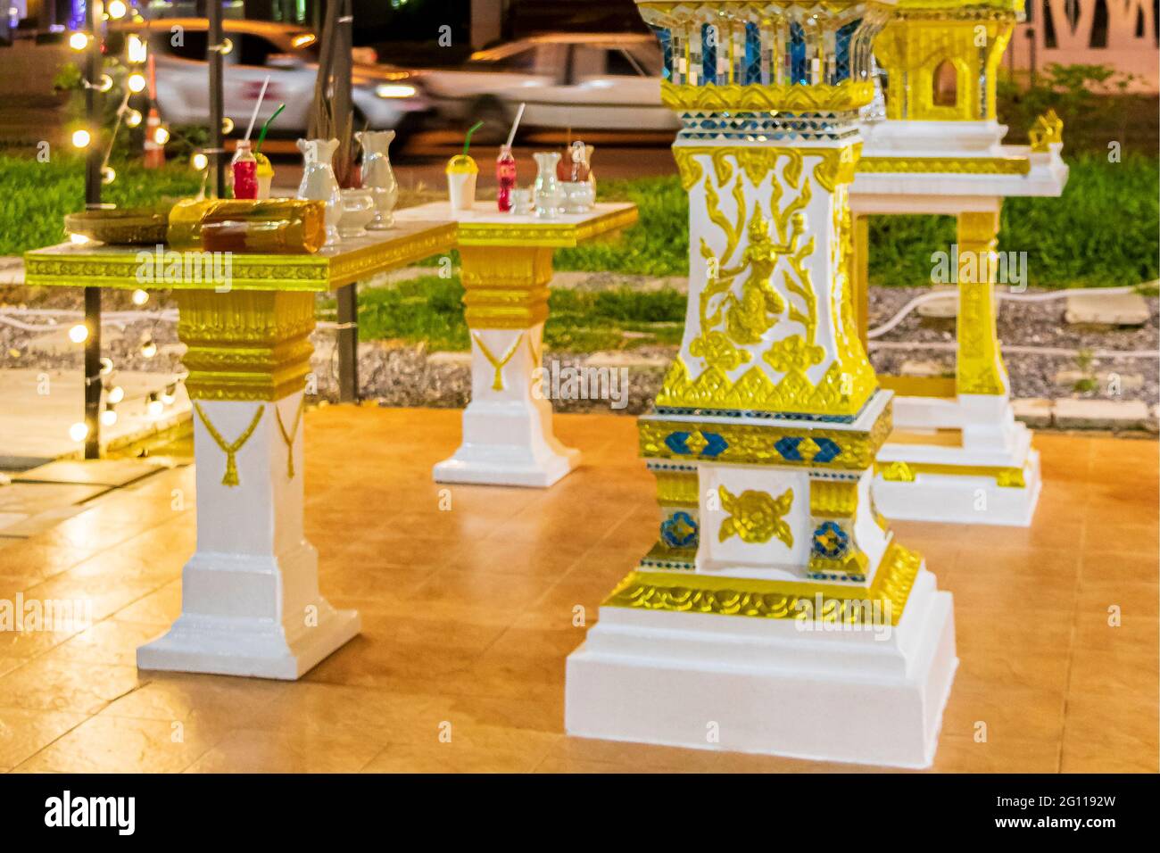 Goldener gelber heiliger Schrein am thailändischen Nachtmarkt in Huai Khwang, Bangkok, Thailand. Stockfoto