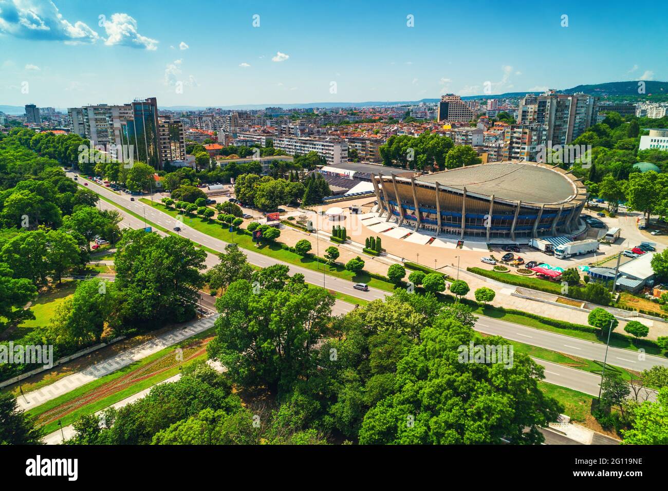 Varna. Bulgarien. 13. Juni 2019 : Palast der Kultur und des Sports in Varna, Luftaufnahme der Stadt. Bulgarien Stockfoto