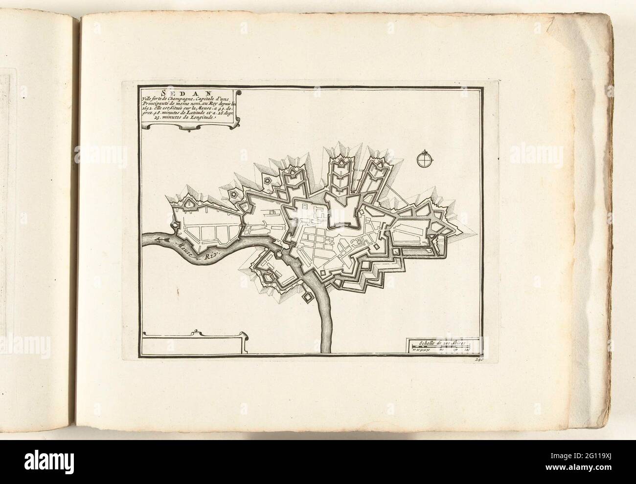 Karte von Sedan, ca. 1702; Sedan Ville Forte de Champagne (...); Les Forces de l'Europe, Asie, Afrique et Amerique, Ou Beschreibung des Principales Villes Avec Leurs Fortifications. Dessignées PAR LES MEILLEURS Ingenieure, private Party Celles Qui sont Sous La Domination de la France (...) Et Ornées the plusieurs Superbes Edifes. Karte der Verstärkungen der französischen Stadt Sedan. Tafel Nr. 240 im Bild im Kontext von insgesamt 276 nummerierten Tafeln namhafter starker Städte und Festungen im Kontext des Spanischen Erbfolgekrieges. Die meisten dieser Platten wurden nach Th kopiert Stockfoto